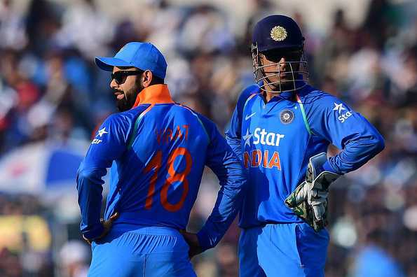 MS Dhoni was seen smiling and shaking his head at Virat Kohli's hasty decision to opt for a review