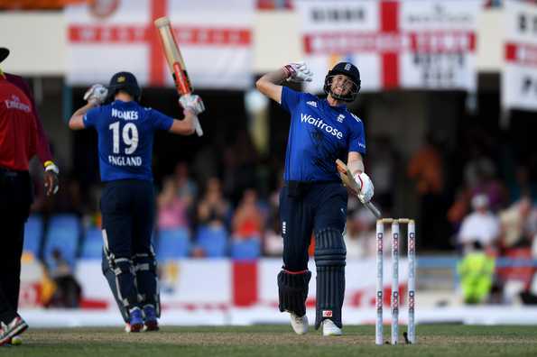 Root hit an unbeaten 90 and put on a crucial 102-run stand for the seventh wicket with Woakes (68*) Root hit an unbeaten 90 and put on a crucial 102-run stand for the seventh wicket with Woakes (68*)
