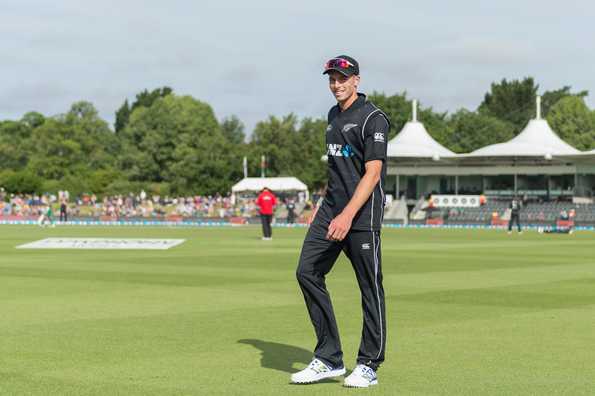 Mitchell Santner bowler a superb second spell to derail Ireland's hopes of a win