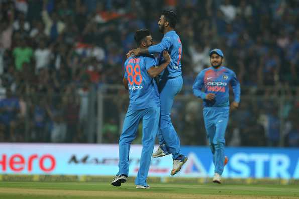 Jaydev Unadkat struck twice in his opening spell to leave Sri Lanka in an early spot of bother. Jaydev Unadkat struck twice in his opening spell to leave Sri Lanka in an early spot of bother.