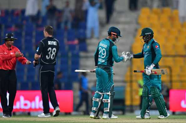 Pakistan won the second game by six wickets. Pakistan won the second game by six wickets.