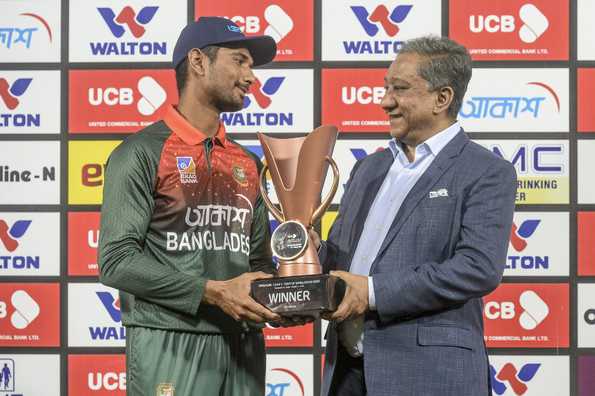 Bangladesh skipper, Mahmudullah collecting trophy after whitewashing Zimbabwe 2-0 in the T20 series Bangladesh skipper, Mahmudullah collecting trophy after whitewashing Zimbabwe 2-0 in the T20 series
