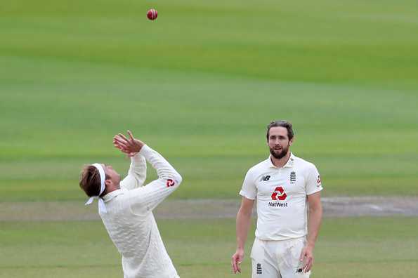 Woakes watch Broad settle under a skier Woakes watch Broad settle under a skier