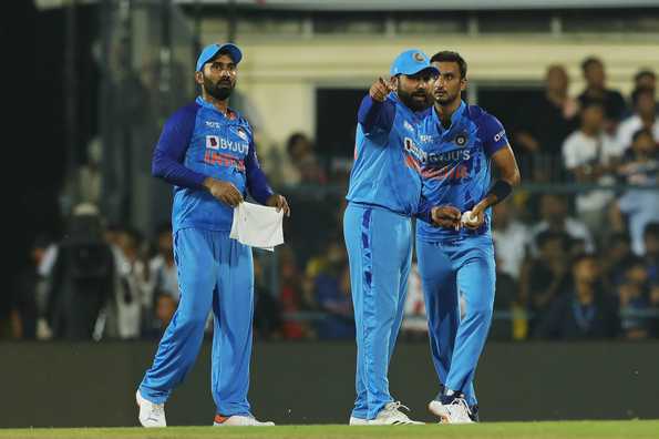 India conceded 221 to South Africa in the 2nd T20I in Guwahati India conceded 221 to South Africa in the 2nd T20I in Guwahati