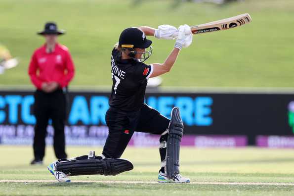 Sophie Devine hit 2 sixes in the Super Over as New Zealand chase down 16 Sophie Devine hit 2 sixes in the Super Over as New Zealand chase down 16