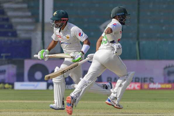 Pakistan went to Lunch with a lead of 52 runs Pakistan went to Lunch with a lead of 52 runs