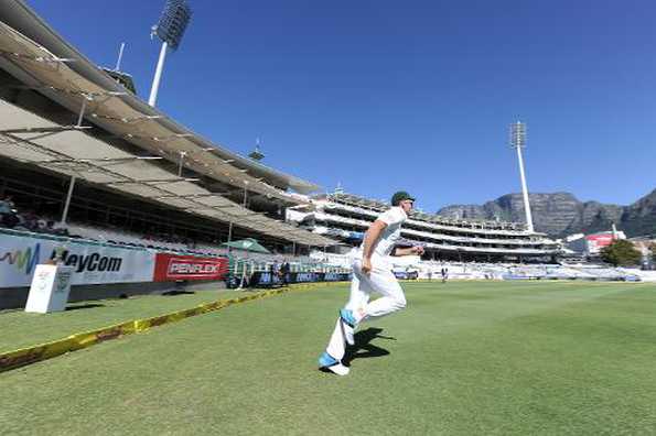 South African captain Graeme Smith leads his team onto the pitch on Day 4 of the third Test match between South Africa and Australia at Newlands in Cape Town on March 4, 2014 South African captain Graeme Smith leads his team onto the pitch on Day 4 of the third Test match between South Africa and Australia at Newlands in Cape Town on March 4, 2014