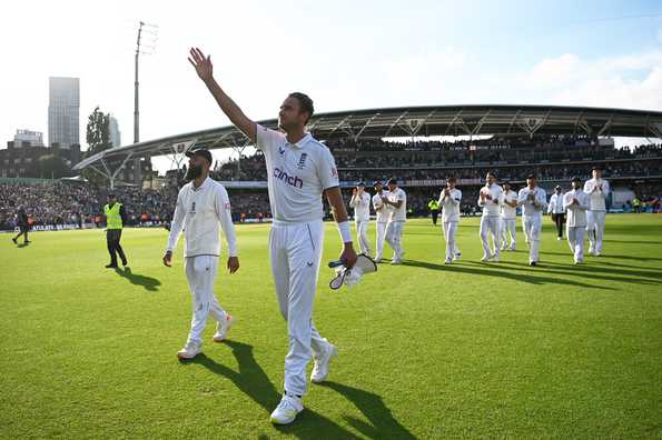 Broad picked up the last two wickets to wrap up the Test Broad picked up the last two wickets to wrap up the Test