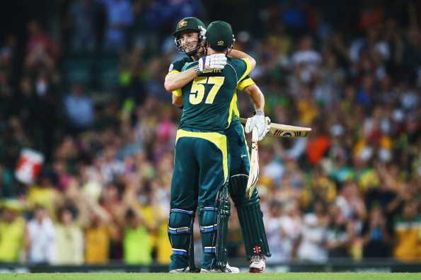 Shaun Marsh and Brad Haddin share a congratulatory hug.