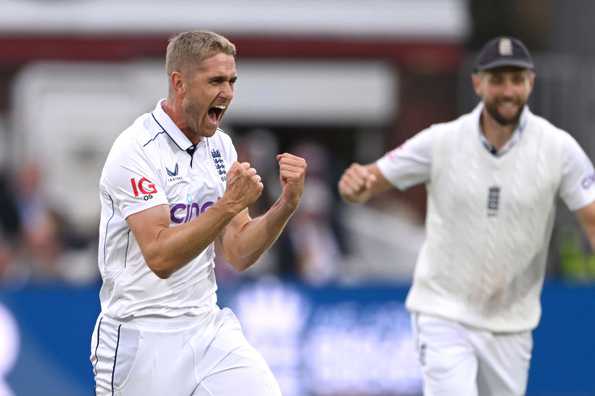 Olly Stone struck late in the first session to dismiss Dimuth Karunaratne Olly Stone struck late in the first session to dismiss Dimuth Karunaratne