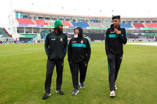 Mushtaq Ahmed (centre) joined the Bangladesh team before the T20 World Cup last year Mushtaq Ahmed (centre) joined the Bangladesh team before the T20 World Cup last year