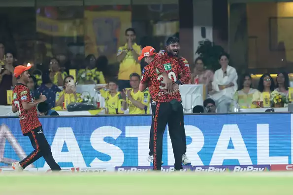 Pat Cummins celebrates with Kamindu Mendis after the Sri Lankan's exceptional catch to dismiss Dewald Brevis. Pat Cummins celebrates with Kamindu Mendis after the Sri Lankan's exceptional catch to dismiss Dewald Brevis.
