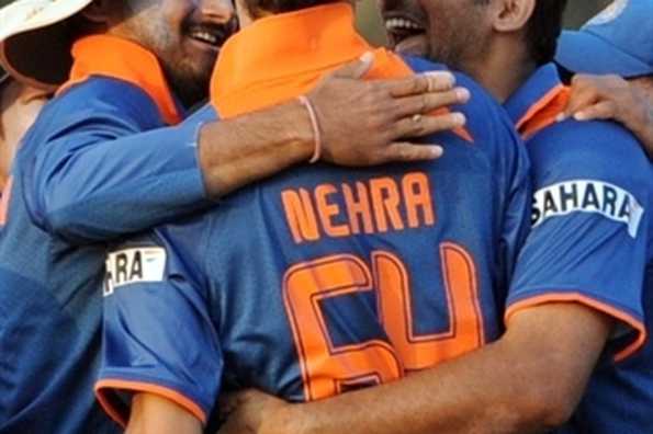 Nehra and Zaheer are among the seven players who were issued a show cause notice by the BCCI Nehra and Zaheer are among the seven players who were issued a show cause notice by the BCCI