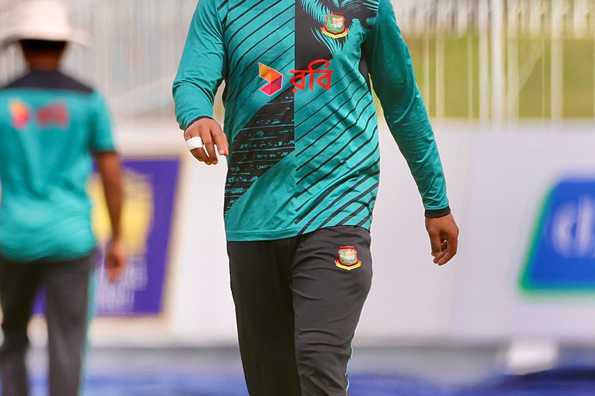 Najmul injured his finger while practicing slip catching. Najmul injured his finger while practicing slip catching.