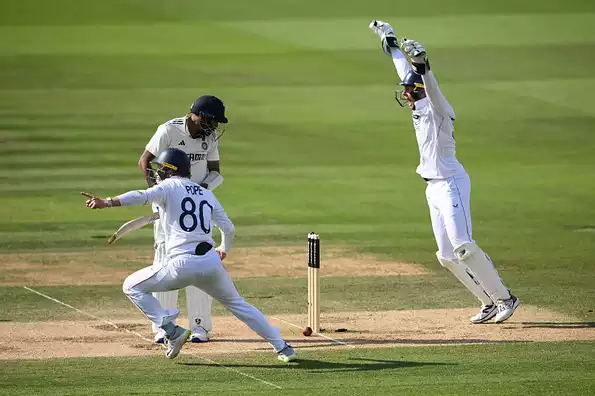 England celebrate the last wicket of Mohammed Siraj 