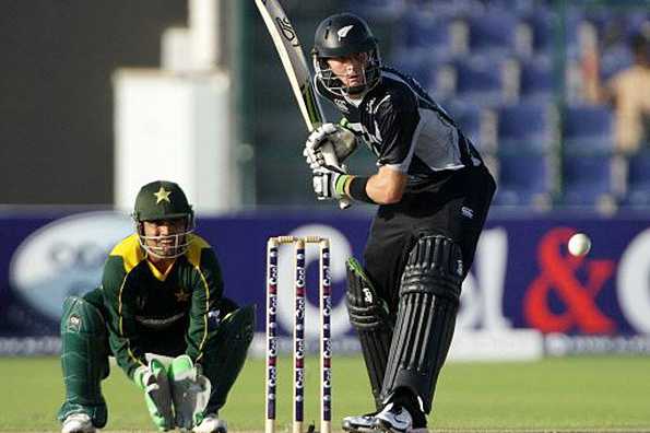 Pakistan's Kamran Akmal(L) waits to catch the ball as New Zealand's Kyle Mills prepares to hit during their second one-day international cricket match in Abu Dhabi. New Zealand Brendon McCullum hit a return-to-form hundred and Scott Styris took three wickets in two overs as New Zealand beat Pakistan by 64 runs Pakistan's Kamran Akmal(L) waits to catch the ball as New Zealand's Kyle Mills prepares to hit during their second one-day international cricket match in Abu Dhabi. New Zealand Brendon McCullum hit a return-to-form hundred and Scott Styris took three wickets in two overs as New Zealand beat Pakistan by 64 runs