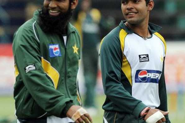 Pakistan's Mohammad Yousuf (L), seen here during a training session at the Wanderers Stadium in Johannesburg on October 1. Yousuf has said his team will start favourites against New Zealand in the Champions Trophy semi-final on Saturday. Pakistan's Mohammad Yousuf (L), seen here during a training session at the Wanderers Stadium in Johannesburg on October 1. Yousuf has said his team will start favourites against New Zealand in the Champions Trophy semi-final on Saturday.