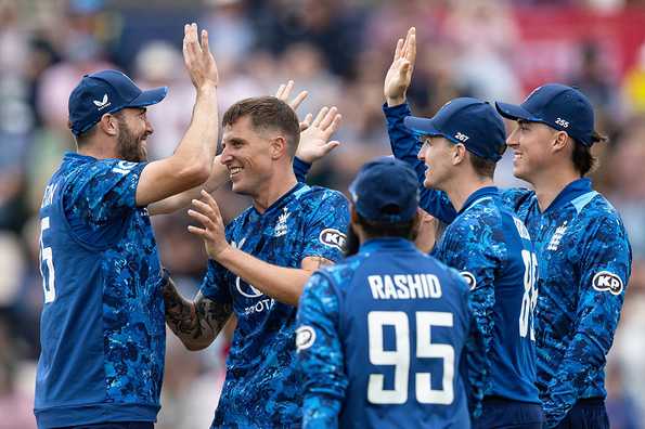 England reduced South Africa to 24/6 inside the PowerPlay England reduced South Africa to 24/6 inside the PowerPlay