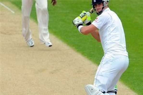 England batsman Kevin Pietersen (R) adds runs as West Indies bowler Jerome Taylor looks on the third day of the second NPower cricket test at Chester-le-Street. The West Indies, at stumps on the third day of the second and final Test, were 94 for three in reply to England's first innings 569 for six declared. England batsman Kevin Pietersen (R) adds runs as West Indies bowler Jerome Taylor looks on the third day of the second NPower cricket test at Chester-le-Street. The West Indies, at stumps on the third day of the second and final Test, were 94 for three in reply to England's first innings 569 for six declared.