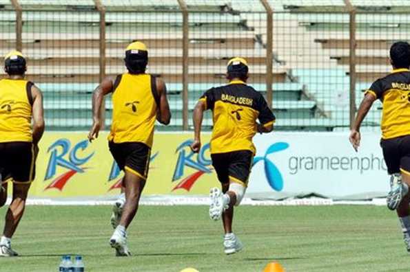 Bangladeshi cricketers during a practice session in Chittagong on October 15, 2008. Daniel Vettori faces a double challenge, both as skipper and spin bowler, as New Zealand come back from a long break to take on Bangladesh in the first of two Tests from Friday. Bangladeshi cricketers during a practice session in Chittagong on October 15, 2008. Daniel Vettori faces a double challenge, both as skipper and spin bowler, as New Zealand come back from a long break to take on Bangladesh in the first of two Tests from Friday.