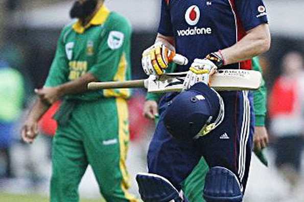 Andrew Flintoff (R) of England acknowledges the crowd after getting the final runs to lead England to victory during the fourth one day International between England and South Africa at Lords cricket ground in London. England won by seven runs. Andrew Flintoff (R) of England acknowledges the crowd after getting the final runs to lead England to victory during the fourth one day International between England and South Africa at Lords cricket ground in London. England won by seven runs.