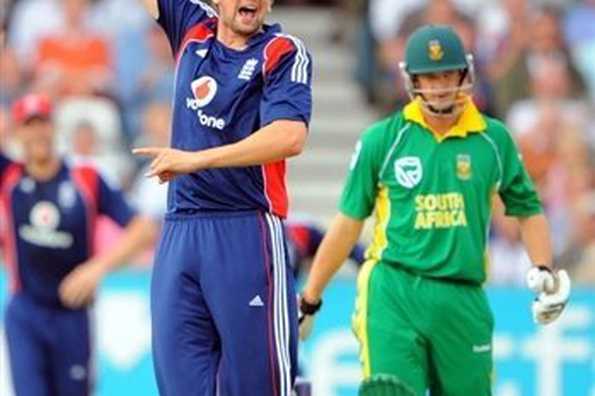 England's Steve Harmison (L) celebrates after taking the wicket of South Africa's Albie Morkel (R) during the second one-day international between England and South Africa at Trent Bridge, Nottingham, central England, August 26. Harmison has hit back at accusations that he only returned to England's one-day team to cash in on the huge sums of money flooding into the game. England's Steve Harmison (L) celebrates after taking the wicket of South Africa's Albie Morkel (R) during the second one-day international between England and South Africa at Trent Bridge, Nottingham, central England, August 26. Harmison has hit back at accusations that he only returned to England's one-day team to cash in on the huge sums of money flooding into the game.