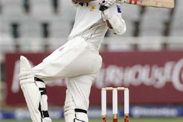 Pakistan's Mohammed Yousuf watches his shot against South Africa on the first day of the third cricket test match at Newlands in Cape Town January 26, 2007. REUTERS/Howard Burditt Pakistan's Mohammed Yousuf watches his shot against South Africa on the first day of the third cricket test match at Newlands in Cape Town January 26, 2007. REUTERS/Howard Burditt