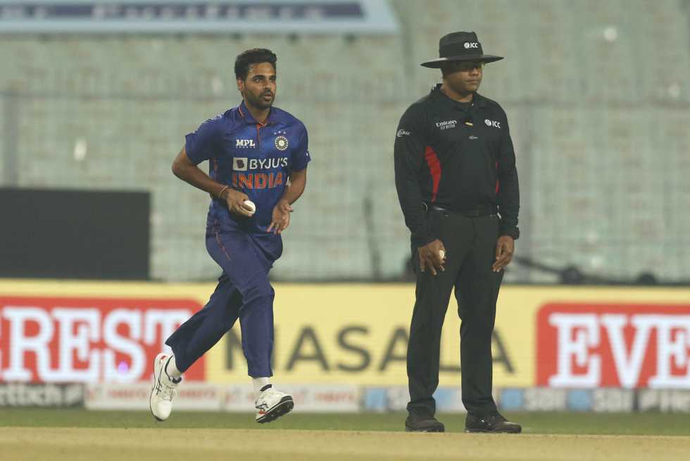 Bhuvneshwar Kumar bowled a tight penultimate over under pressure in the 2nd T20I Bhuvneshwar Kumar bowled a tight penultimate over under pressure in the 2nd T20I