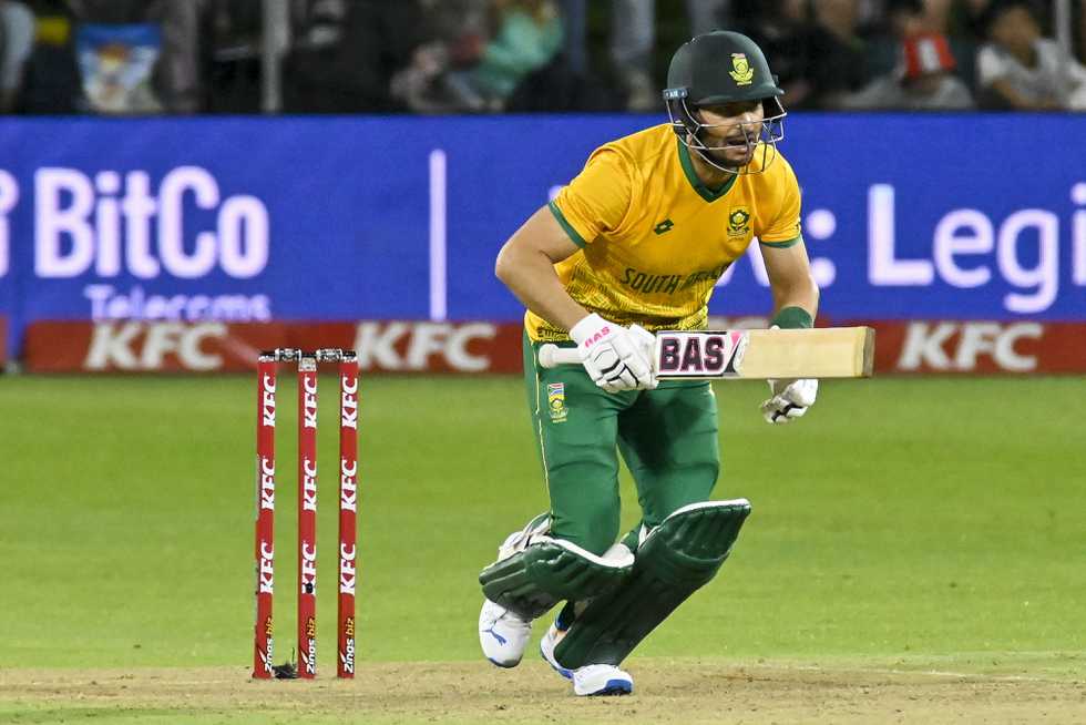 Hendricks, often unfairly denied his place in the XI in the past, might have pulled off a miracle had his support been more sturdy Hendricks, often unfairly denied his place in the XI in the past, might have pulled off a miracle had his support been more sturdy